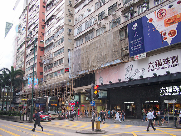 P7074869-nathan-road