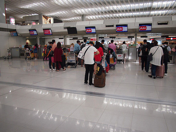 P7074878-airasia-check-in