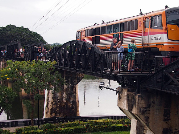 P7175442-bridge-tourists