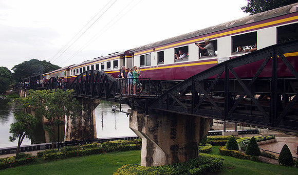 P7175444-train-crossing