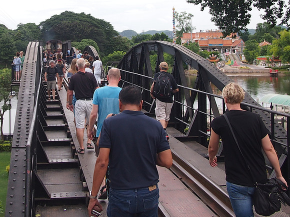 P7175447-bridge-crowd