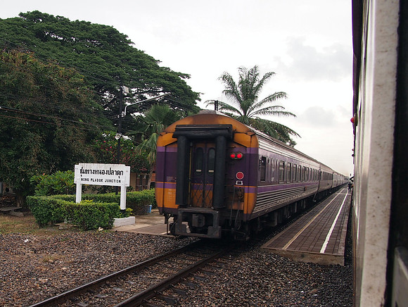 P7185488-passing-train-nong-pladuk-junction