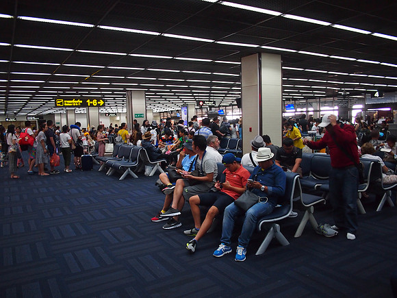 P7255664-gate-1-6-waiting
