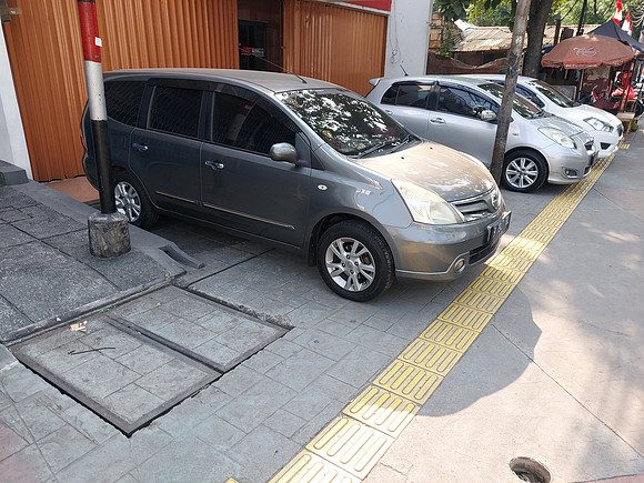 20230817_083722-parking-on-footpath