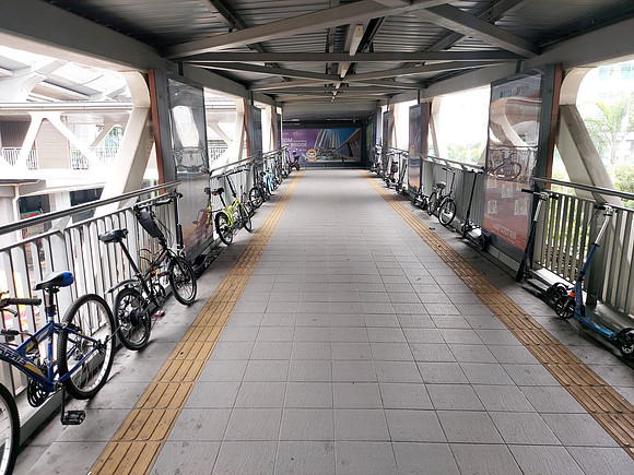 20220726_125424-bikes-on-pedestrian-bridge