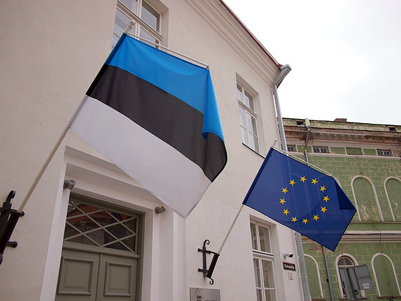P9066474-est-and-eu-flags