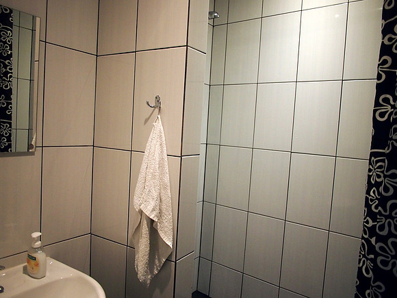P9066475-knight-bathroom