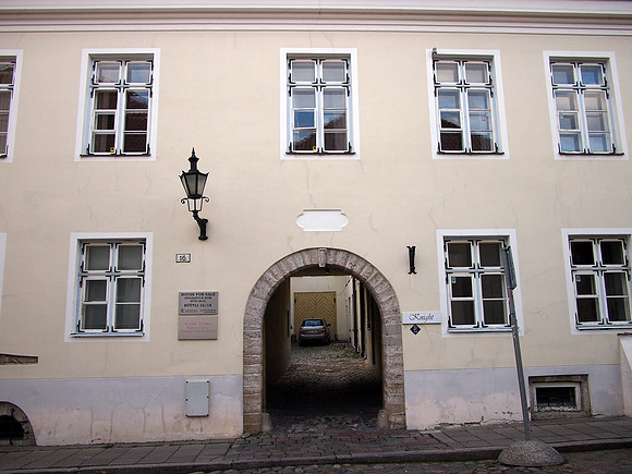 P9066509-the-knight-house-hostel
