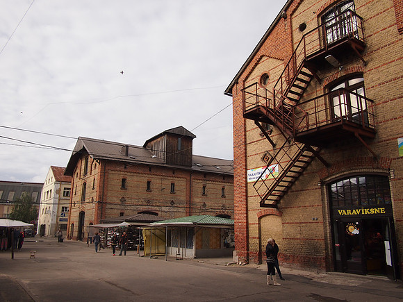 P9076577-market-warehouses