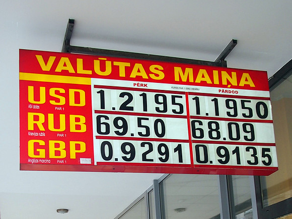 P9086624-euro-exchange-rate