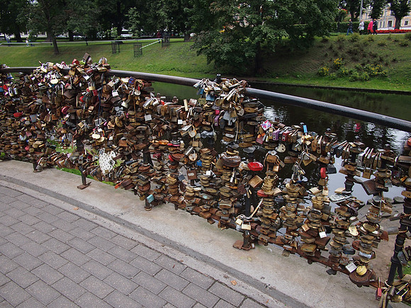 P9086630-love-locks
