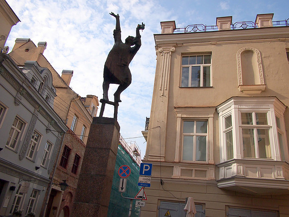 P9106718-joyous-statue