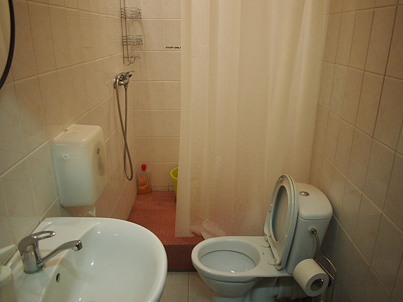 P9106763-25hours-bathroom
