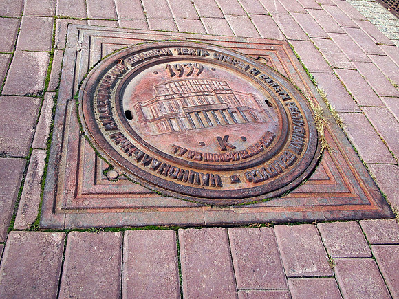 P9126937-opera-manhole