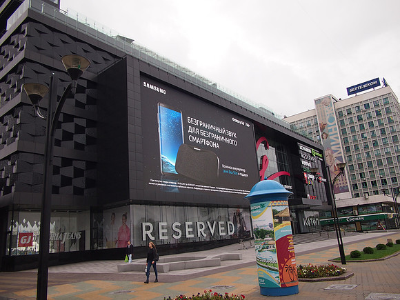 P9136991-samsung-g8-advertising