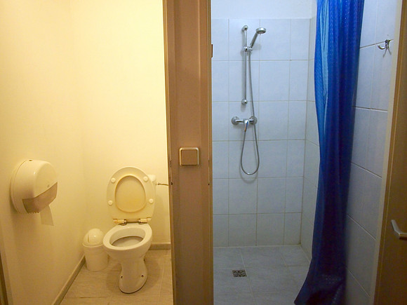 P9147162-city-hostel-toilet