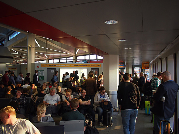 P9167222-crowded-departures