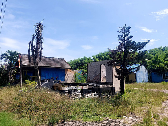 20240425_105322-abandoned-beach-bungalows