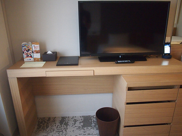 P9277554-keio-plaza-hotel-desk