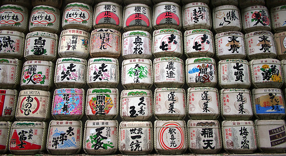 P9287626-barrels-of-sake-wrapped-in-straw