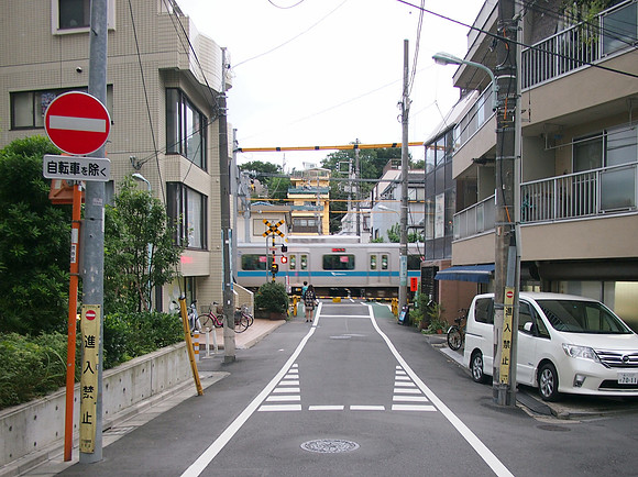 P9287654-urban-level-crossing