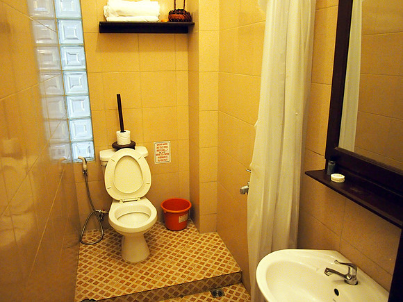 PC069080-avalon-bathroom