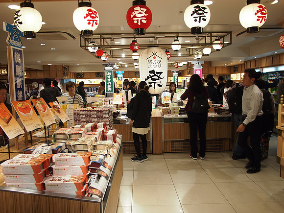 P9297678-tokyo-station-bento-box