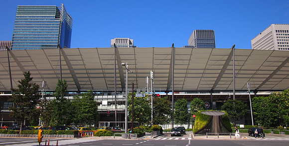 PA018000-tokyo-station-entrance