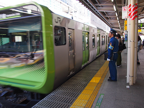 PA018004-yamanote-train