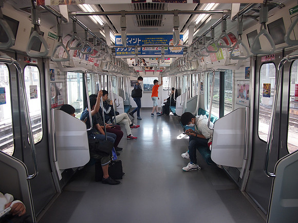 PA018032-yamanote-carriage