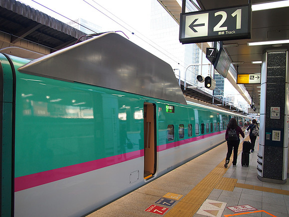 P9297684-shinkansen-at-tokyo