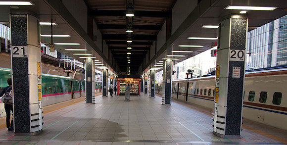 P9297685-tokyo-station-platform