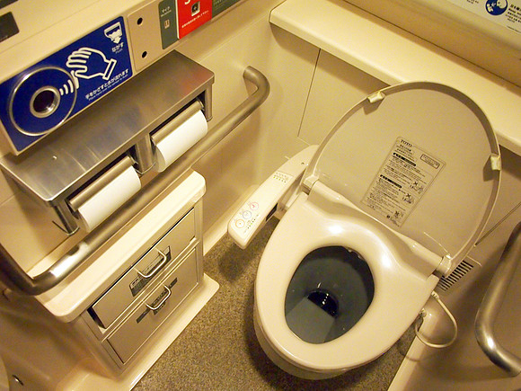 P9297703-train-toilet
