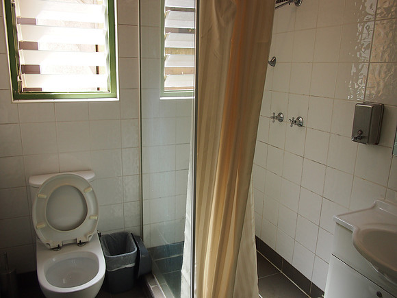 P9257429-central-inn-bathroom