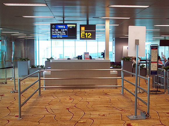 P9177275-gate-e-12