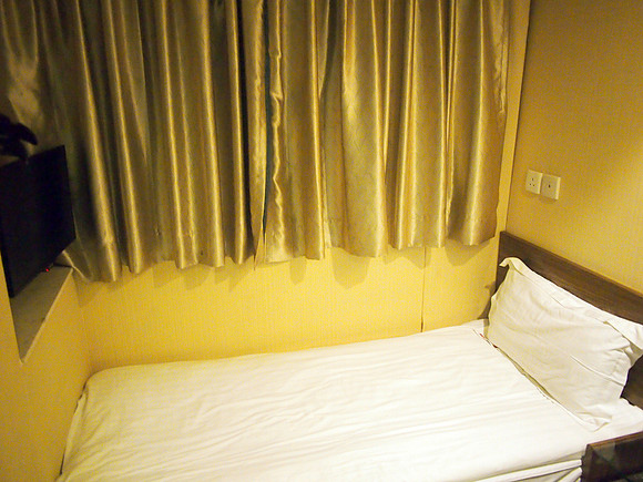 PA198320-bed