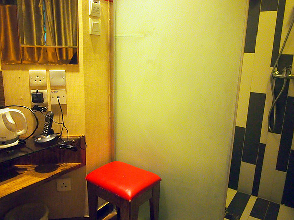 PA198323-red-bathroom