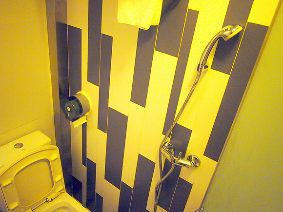 PA198322-bathroom
