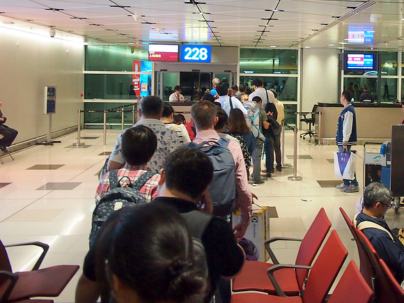 PA208348-juneyao-queue