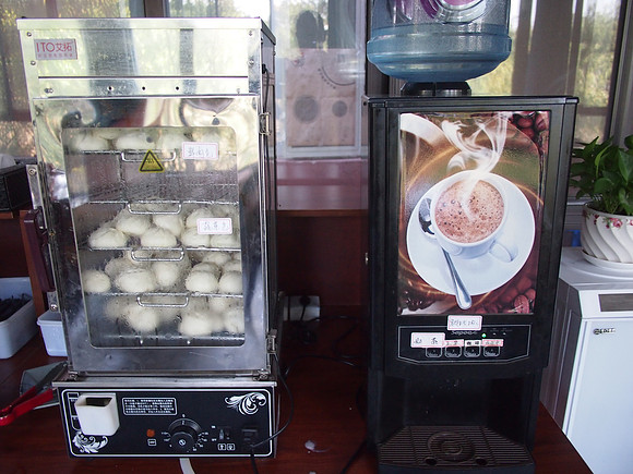 PA218380-super-8-breakfast-buns