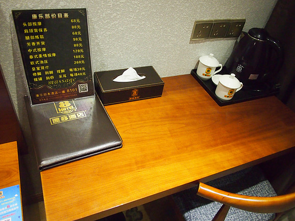 PA218375-super-8-desk