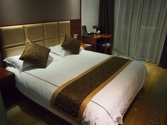 PA218374-super-8-bed