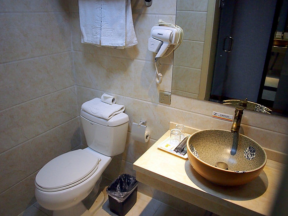 PA218377-super-8-bathroom