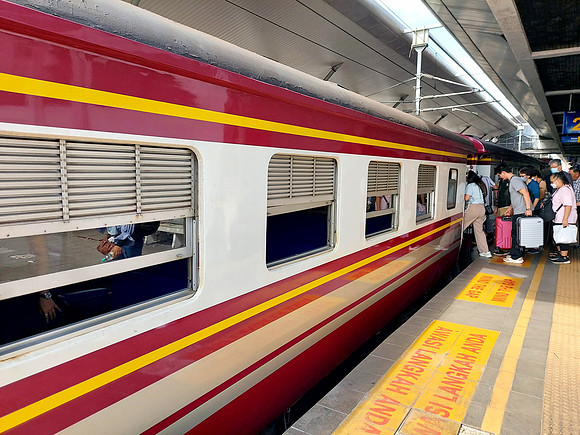 20240522_094144-boarding-hat-yai-train-at-padang-besar