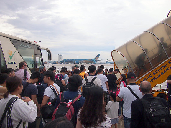 PA198299-tarmac-boarding