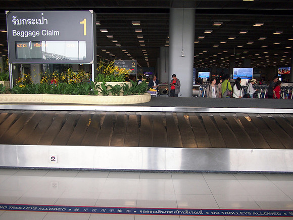 PB048612-baggage-claim-1