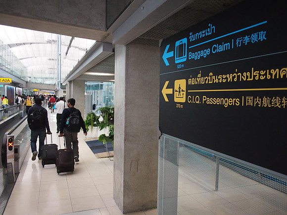 PB048606-baggage-claim-520m