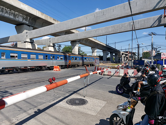 20211210_134014-hua-mak-level-crossing