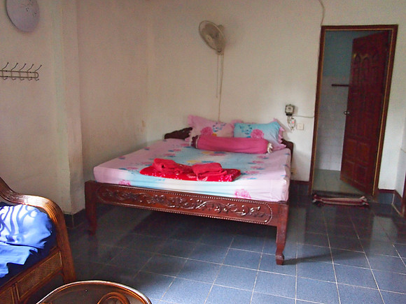 P1019614-villa-bed