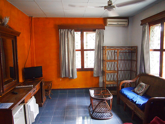 P1019615-villa-room